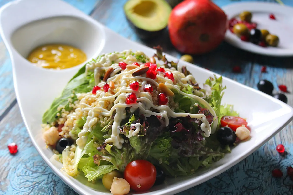 sallad med quinoa och rostade kikärtor