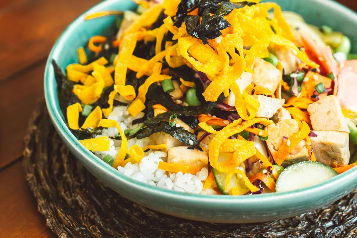 vegansk poké bowl med tofu