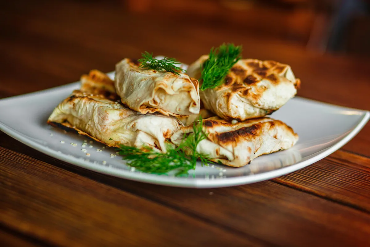 vegansk wrap med hummus och grönsaker