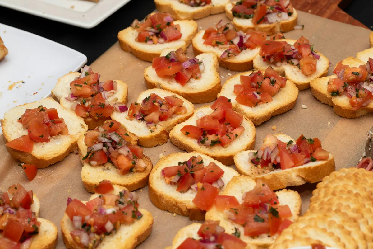 Vegetarisk bruschetta med tomat, rödlök, örter och krispigt bröd.